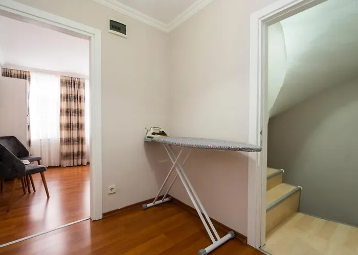 Blue Mosq- Three Storey Detached וילה