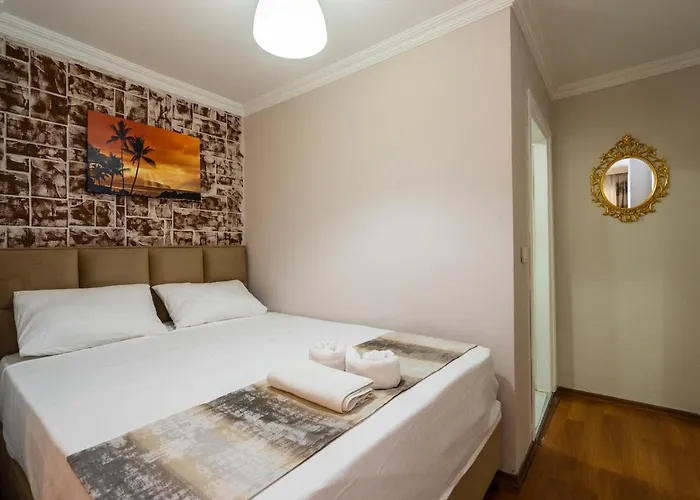 Blue Mosq- Three Storey Detached וילה