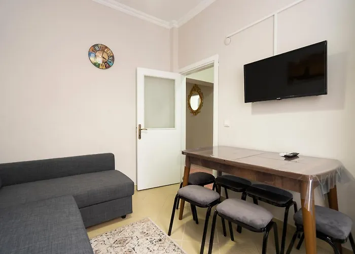 Blue Mosq- Three Storey Detached וילה *